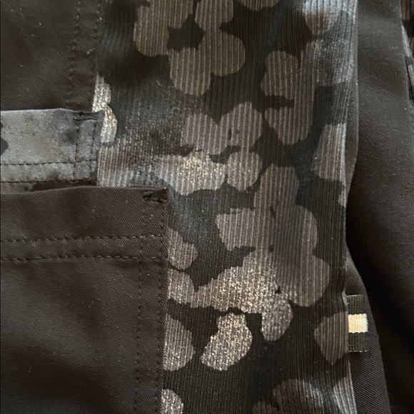 2 Koi Next Gen XL scrub tops. - Picture 3 of 3